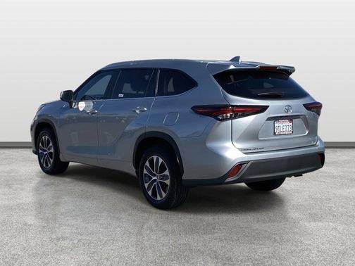 Celestial Silver Metallic 2025 Toyota Highlander XLE