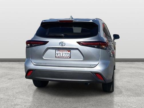 Celestial Silver Metallic 2025 Toyota Highlander XLE