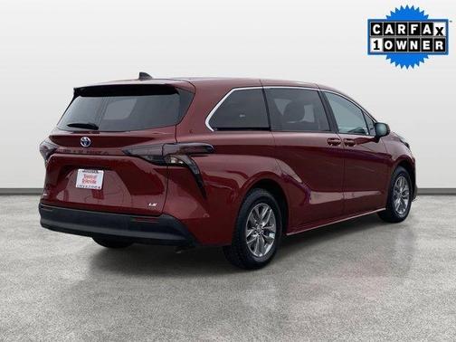 2025 Toyota Sienna LE