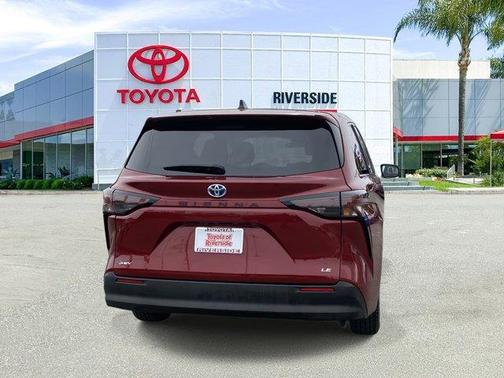 2025 Toyota Sienna LE