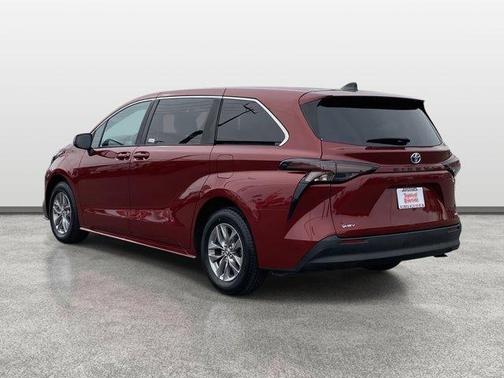 2025 Toyota Sienna LE