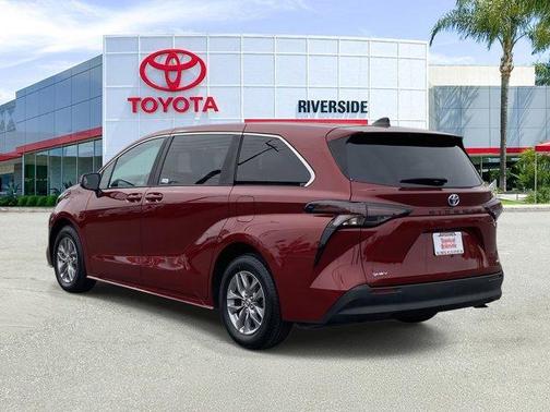 2025 Toyota Sienna LE