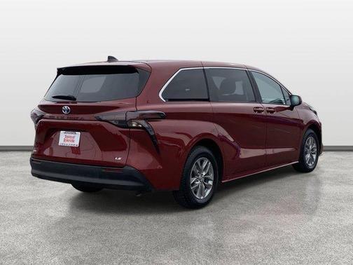 2025 Toyota Sienna LE