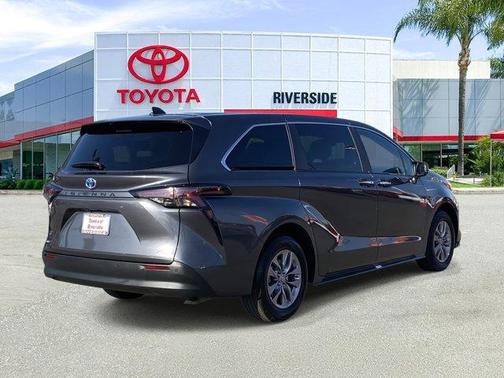 2025 Toyota Sienna XLE