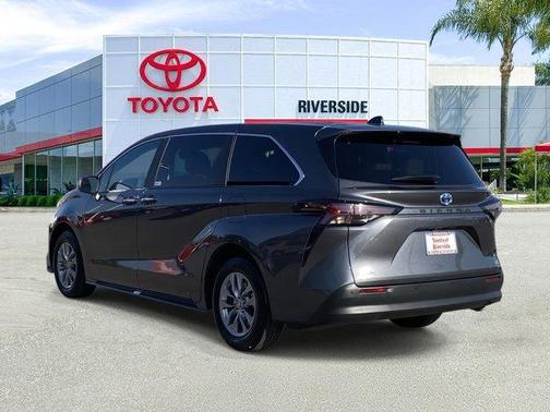 2025 Toyota Sienna XLE