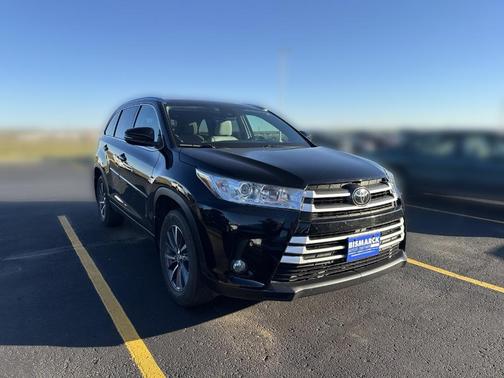 Midnight Black Metallic 2019 Toyota Highlander XLE