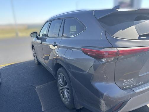Magnetic Gray Metallic 2021 Toyota Highlander Platinum
