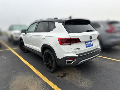 Pure White / Black Roof 2024 Volkswagen Taos 1.5T SE