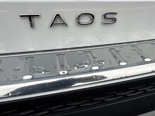 Pure White 2023 Volkswagen Taos 1.5T SEL