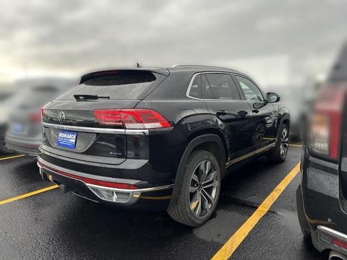 Deep Black Pearl Effect 2023 Volkswagen Atlas Cross Sport 3.6L V6 SEL Premium R-Line