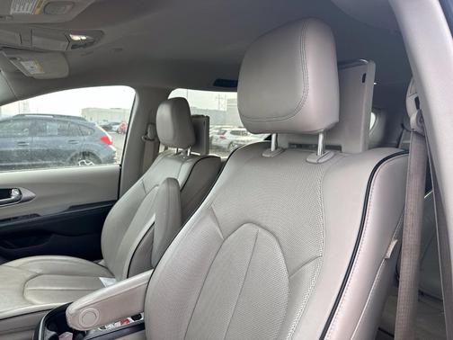 Brilliant Black Crystal Pearlcoat 2020 Chrysler Pacifica Hybrid Limited