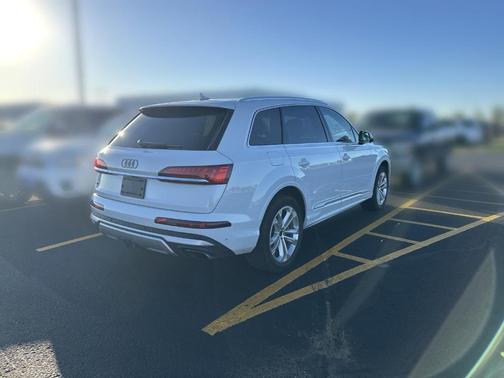 Glacier White Metallic 2025 Audi Q7 55 Premium Plus