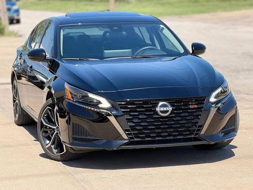 Super Black 2023 Nissan Altima SR FWD