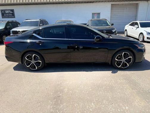 Super Black 2023 Nissan Altima SR FWD
