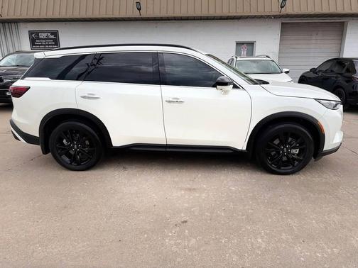 Majestic White 2025 INFINITI QX60 Luxe