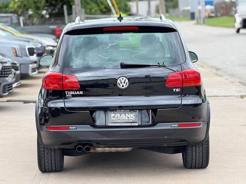 Deep Black Pearl 2017 Volkswagen Tiguan 2.0T SEL