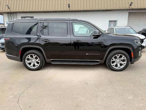 Diamond Black Crystal Pearlcoat 2022 Jeep Wagoneer Series II 4x4