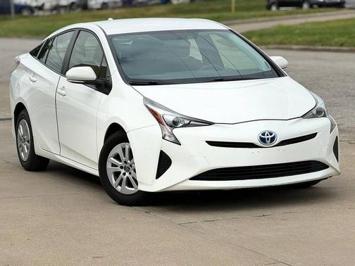 White 2016 Toyota Prius Two