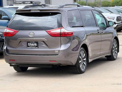 Predawn Gray Mica 2018 Toyota Sienna XLE