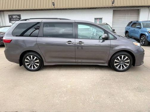Predawn Gray Mica 2018 Toyota Sienna XLE