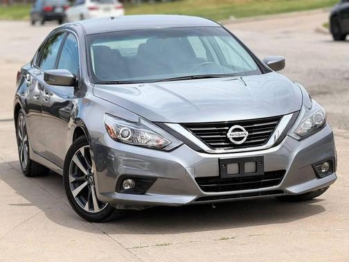 Gun Metallic 2017 Nissan Altima 2.5 SR