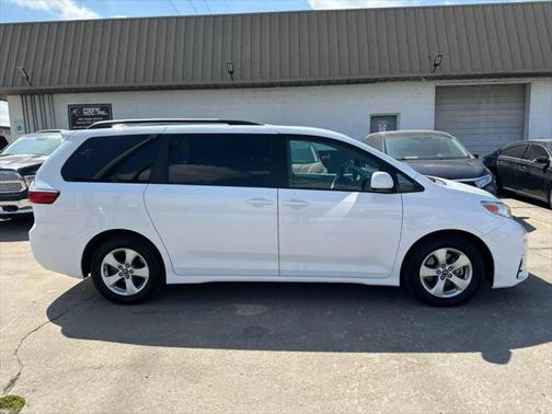 2018 Toyota Sienna LE