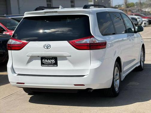 2018 Toyota Sienna LE