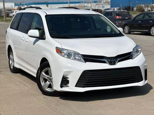 2018 Toyota Sienna LE