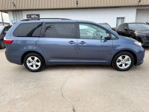 2017 Toyota Sienna LE