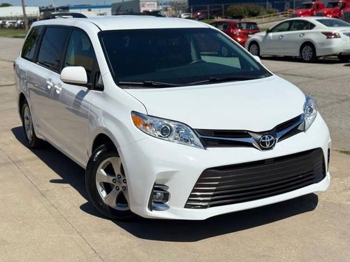 2017 Toyota Sienna LE