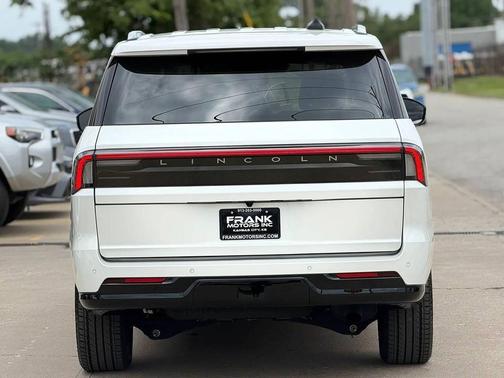 Pristine White Metallic Tri-Coat 2025 Lincoln Navigator Reserve