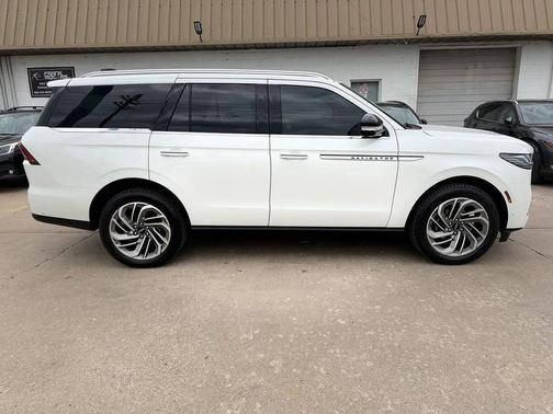 Pristine White Metallic Tri-Coat 2025 Lincoln Navigator Reserve