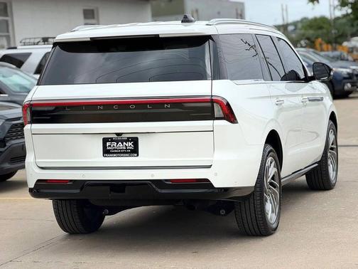 Pristine White Metallic Tri-Coat 2025 Lincoln Navigator Reserve