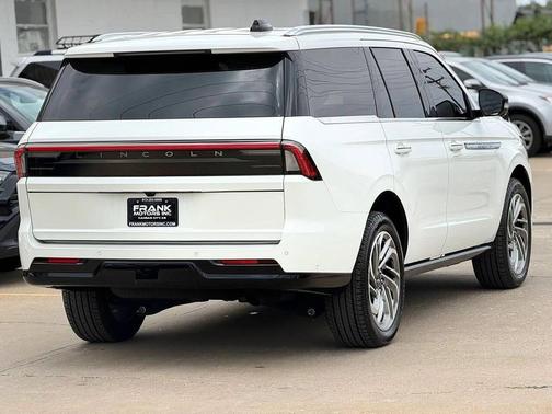 Pristine White Metallic Tri-Coat 2025 Lincoln Navigator Reserve