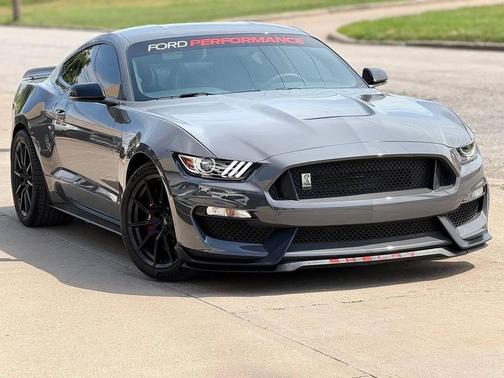 Magnetic 2018 Ford Shelby GT350R Base