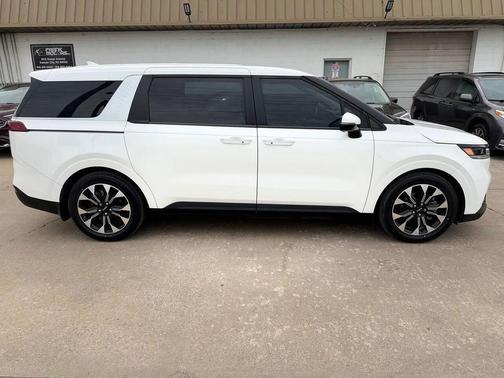 White 2024 Kia Carnival EX