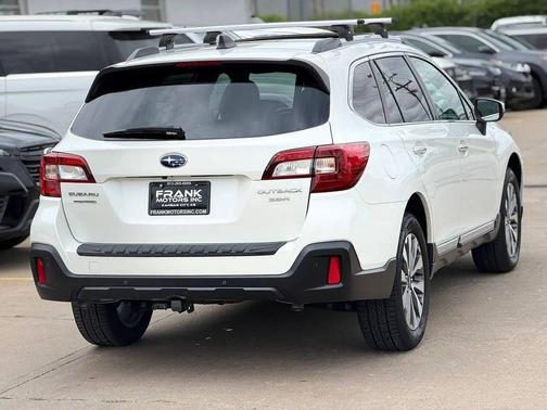 Crystal White Pearl 2019 Subaru Outback 3.6R Touring