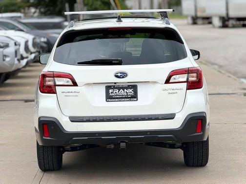 Crystal White Pearl 2019 Subaru Outback 3.6R Touring
