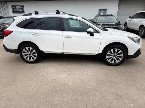 Crystal White Pearl 2019 Subaru Outback 3.6R Touring
