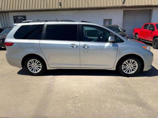 2016 Toyota Sienna XLE