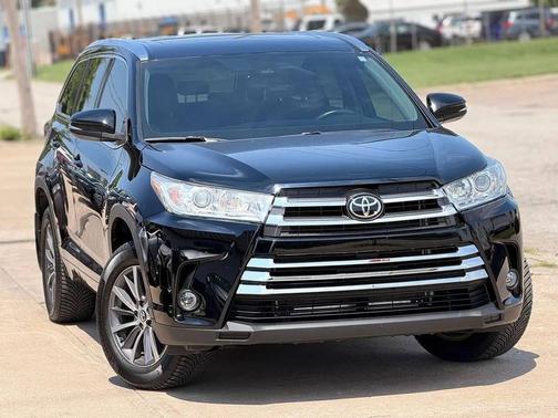 Midnight Black Metallic 2018 Toyota Highlander XLE