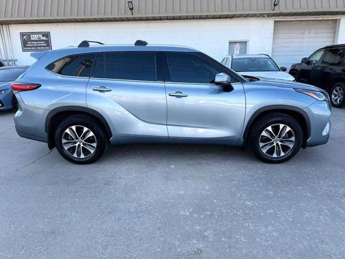 Moon Dust 2022 Toyota Highlander XLE
