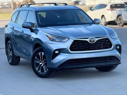 Moon Dust 2022 Toyota Highlander XLE