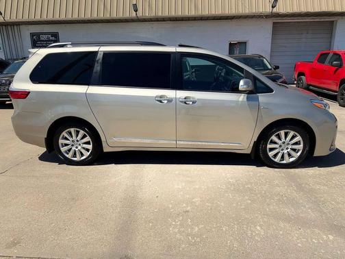 Creme Brulee Mica 2017 Toyota Sienna Limited Premium