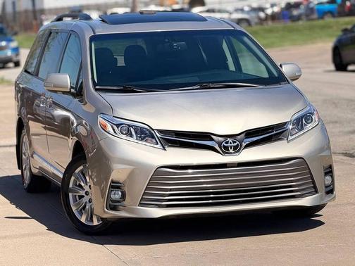 Creme Brulee Mica 2017 Toyota Sienna Limited Premium