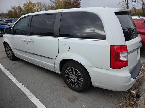 2013 Chrysler Town & Country S
