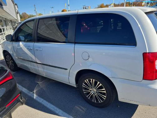 2013 Chrysler Town & Country S