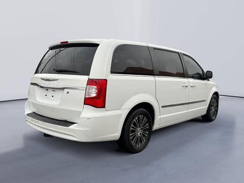 2013 Chrysler Town & Country S