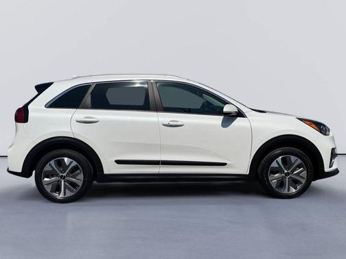 Snow White Pearl 2022 Kia Niro EV EX