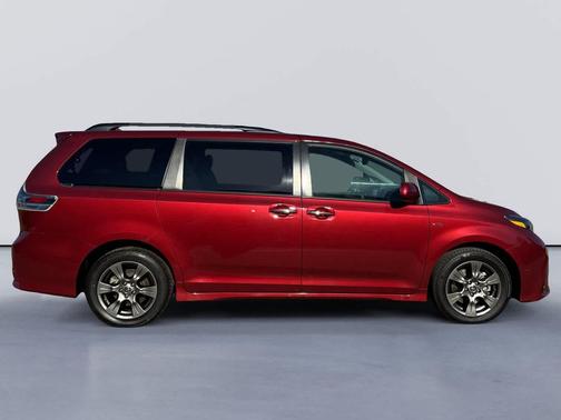 2020 Toyota Sienna SE